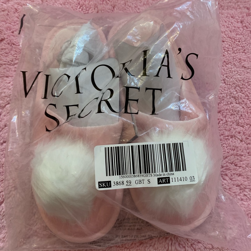 VS pom Pom slipper;  Size Small (5-6)